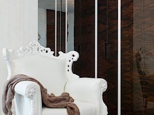 Mała szara sypialnia, styl glamour - zdjęcie od Nasciturus design