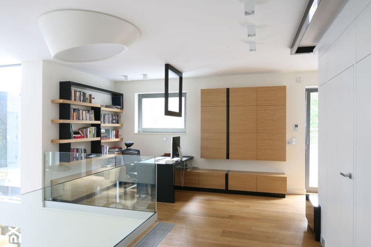 Dom w Legionowie - Średnie w osobnym pomieszczeniu z zabudowanym biurkiem białe biuro, styl nowoczesny - zdjęcie od Nasciturus design