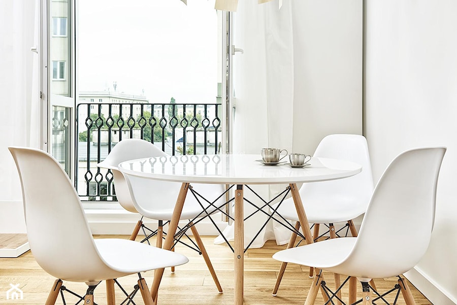 Spektakularna metamorfoza mieszkania z lat 50 tych - Mała biała jadalnia jako osobne pomieszczenie, styl skandynawski - zdjęcie od Nasciturus design