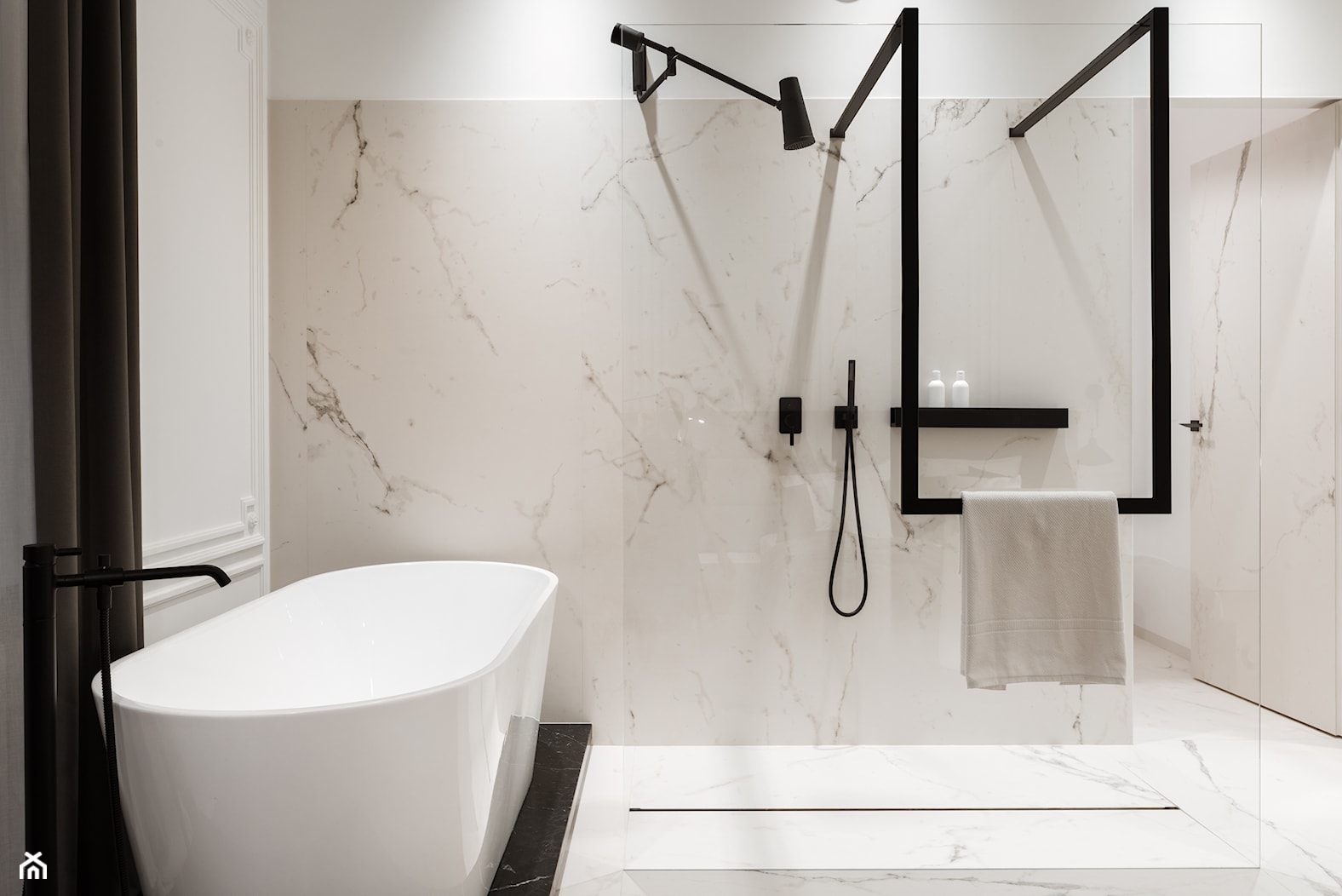 łazienka z wanną i dużym prysznicem - zdjęcie od Nasciturus design - Homebook
