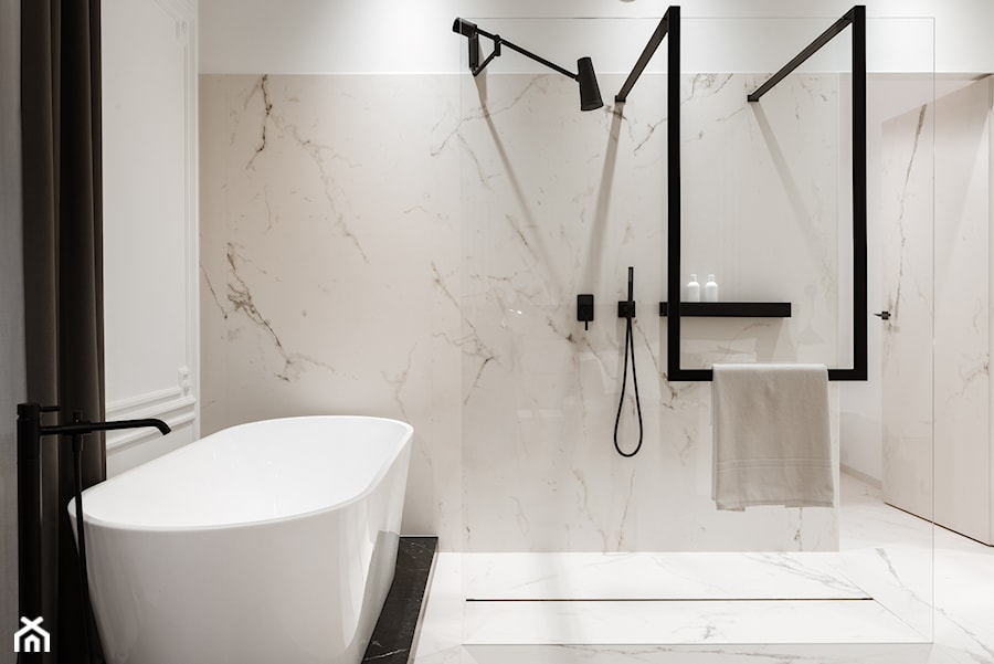 łazienka z wanną i dużym prysznicem - zdjęcie od Nasciturus design