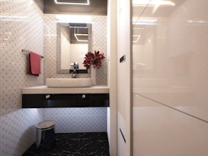 Łazienka+WC Glamour - Mała bez okna z lustrem z marmurową podłogą łazienka, styl glamour - zdjęcie od wizjaprzestrzeni.pl