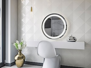 Sypialnia - Biała z panelami tapicerowanymi sypialnia z balkonem / tarasem, styl glamour - zdjęcie od wizjaprzestrzeni.pl