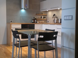 Projektować-bezcenne!!! Wymagające 41,5m2 - Średnia szara jadalnia w kuchni - zdjęcie od Grupa Budowlana BFC