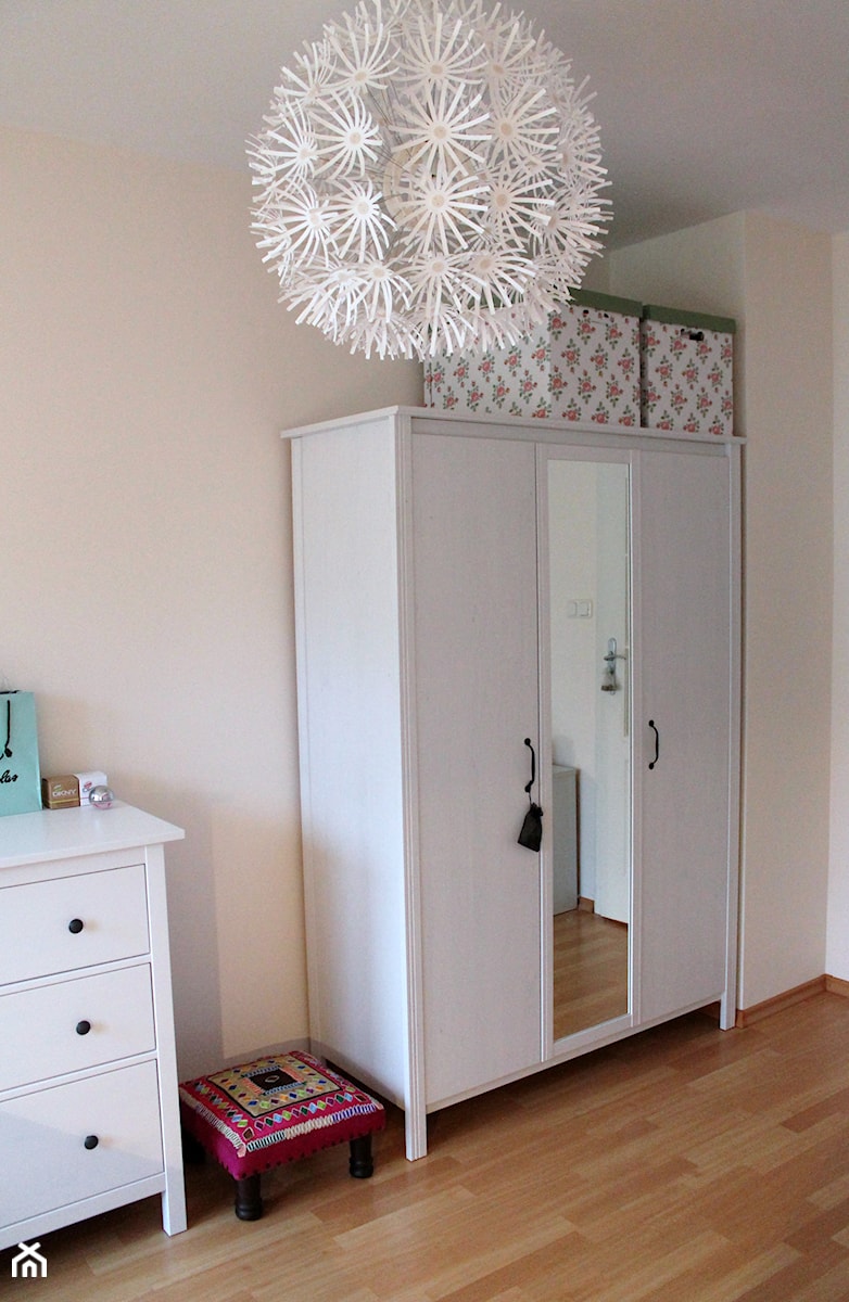 Pokój nastolatki - Mała beżowa sypialnia, styl skandynawski - zdjęcie od alexandraxcx