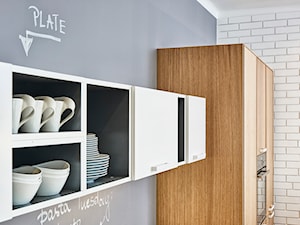 59 m2 na nowo - Mała zamknięta biała szara z zabudowaną lodówką kuchnia jednorzędowa, styl skandyna ... - zdjęcie od LIVING BOX