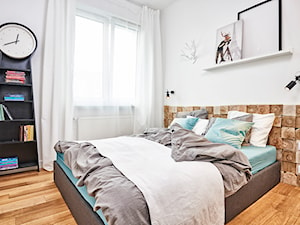 59 m2 na nowo - Mała biała sypialnia, styl skandynawski - zdjęcie od LIVING BOX