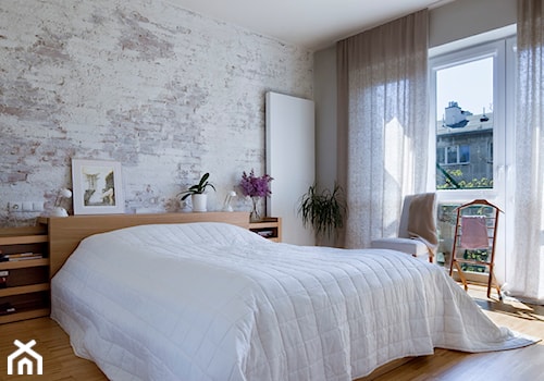 Metamorfoza mieszkania w kamienicy - Średnia biała sypialnia z balkonem / tarasem, styl nowoczesny - zdjęcie od LIVING BOX