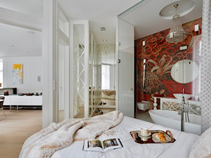 Moko8 - Średnia biała sypialnia z garderobą z łazienką, styl tradycyjny - zdjęcie od LIVING BOX