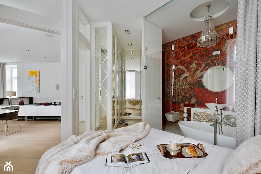 Moko8 - Średnia biała sypialnia z garderobą z łazienką, styl tradycyjny - zdjęcie od LIVING BOX