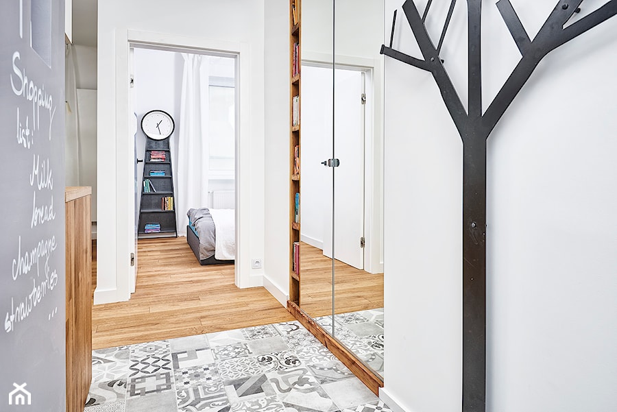 59 m2 na nowo - Średni z wieszakiem biały szary hol / przedpokój, styl skandynawski - zdjęcie od LIVING BOX