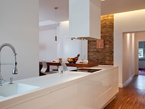 Metamorfoza mieszkania w kamienicy - Średnia otwarta beżowa biała z zabudowaną lodówką z podblatowym zlewozmywakiem kuchnia z wyspą lub półwyspem, styl nowoczesny - zdjęcie od LIVING BOX