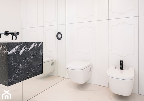 W przedwojennej kamienicy - Mała bez okna z lustrem z marmurową podłogą łazienka, styl nowoczesny - zdjęcie od LIVING BOX