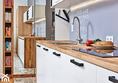 59 m2 na nowo - Mała z salonem biała szara z zabudowaną lodówką z podblatowym zlewozmywakiem kuchnia jednorzędowa, styl skandynawski - zdjęcie od LIVING BOX