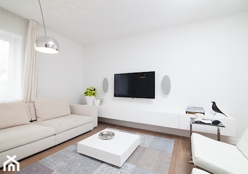 Dom dla 3-osobowej rodziny - Średni biały salon, styl nowoczesny - zdjęcie od LIVING BOX