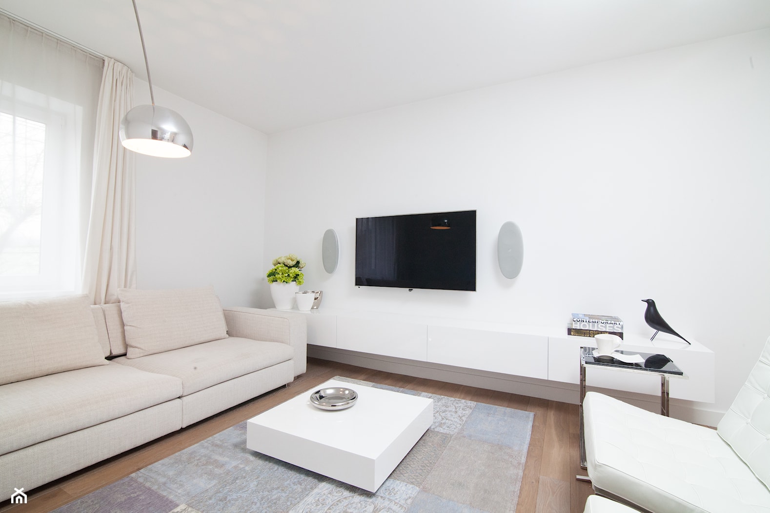 Dom dla 3-osobowej rodziny - Średni biały salon, styl nowoczesny - zdjęcie od LIVING BOX - Homebook