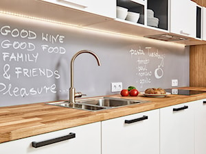 59 m2 na nowo - Mała szara z zabudowaną lodówką z podblatowym zlewozmywakiem kuchnia jednorzędowa, styl skandynawski - zdjęcie od LIVING BOX