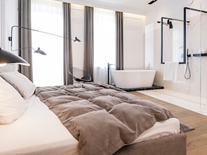 W przedwojennej kamienicy - Duża biała sypialnia z łazienką, styl nowoczesny - zdjęcie od LIVING BOX