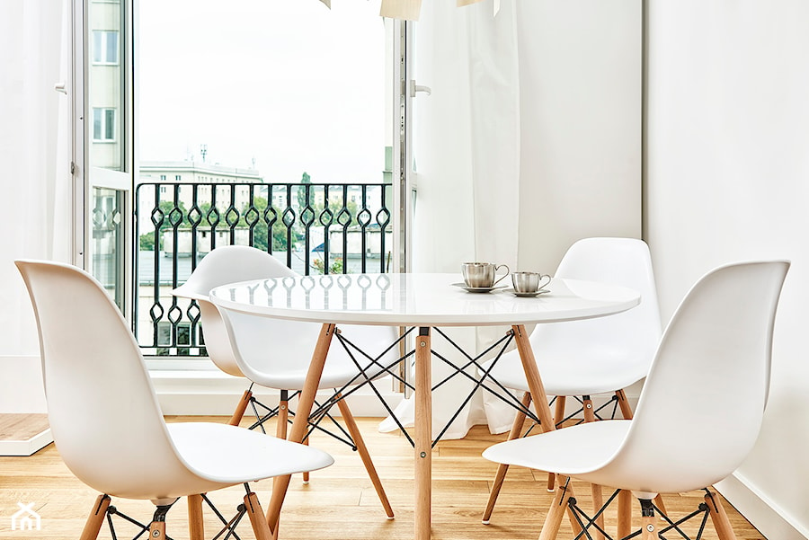 59 m2 na nowo - Mała biała jadalnia, styl skandynawski - zdjęcie od LIVING BOX