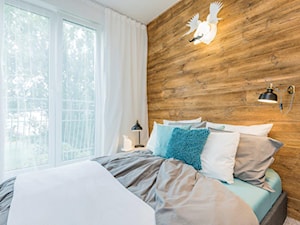 Na Pradze - Mała biała sypialnia z balkonem / tarasem, styl skandynawski - zdjęcie od LIVING BOX