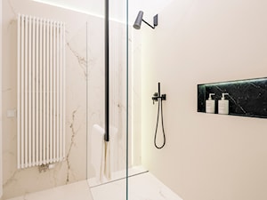 W przedwojennej kamienicy - Mała bez okna z marmurową podłogą łazienka, styl nowoczesny - zdjęcie od LIVING BOX
