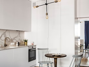 Mieszkanie w kamienicy na Powiślu - Średnia z salonem biała z zabudowaną lodówką z podblatowym zlewozmywakiem kuchnia w kształcie litery l, styl nowoczesny - zdjęcie od oikoi