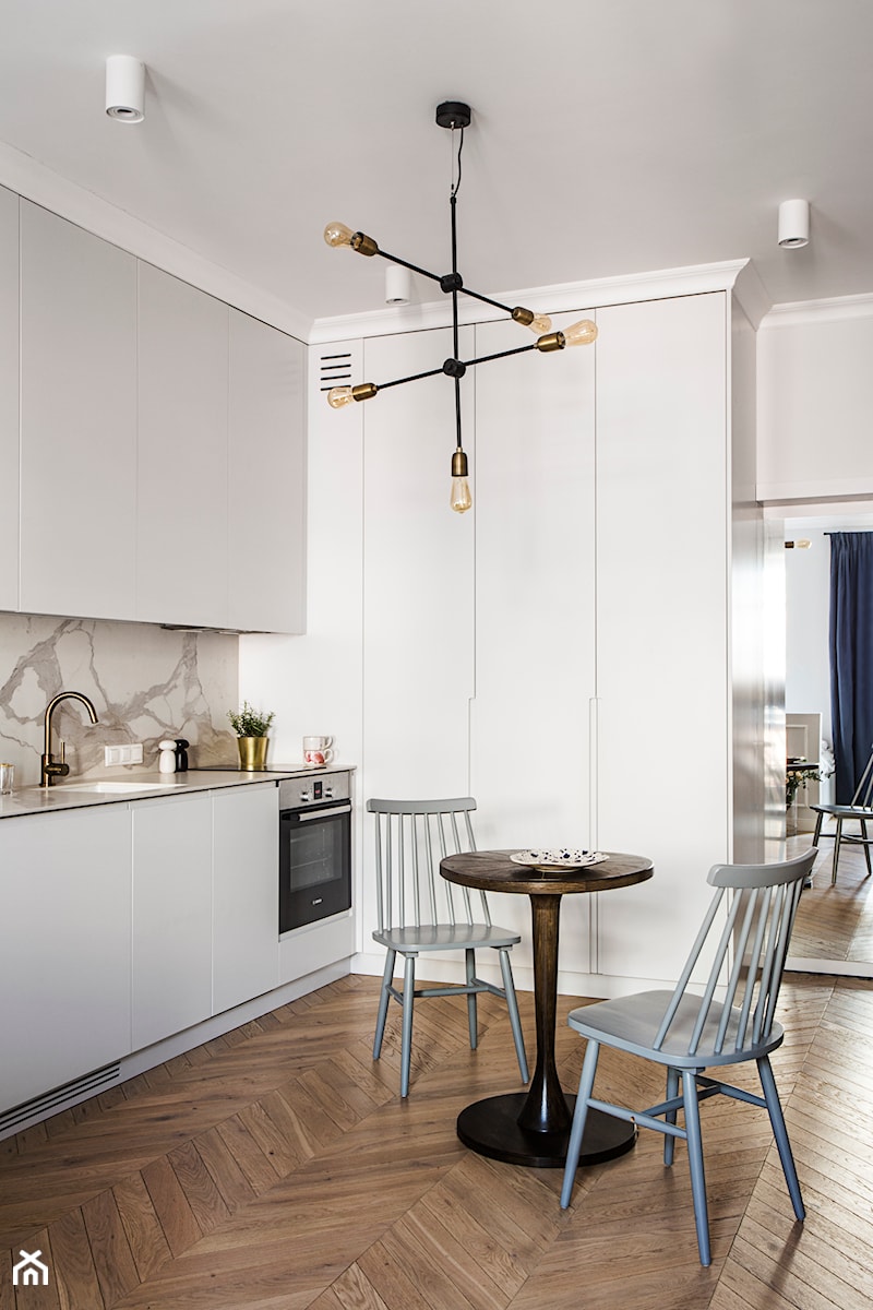 Mieszkanie w kamienicy na Powiślu - Średnia z salonem biała z zabudowaną lodówką z podblatowym zlewozmywakiem kuchnia w kształcie litery l, styl nowoczesny - zdjęcie od oikoi