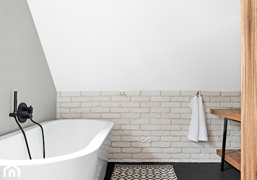 Dom w Pasymiu - Mała na poddaszu bez okna z marmurową podłogą łazienka, styl skandynawski - zdjęcie od oikoi