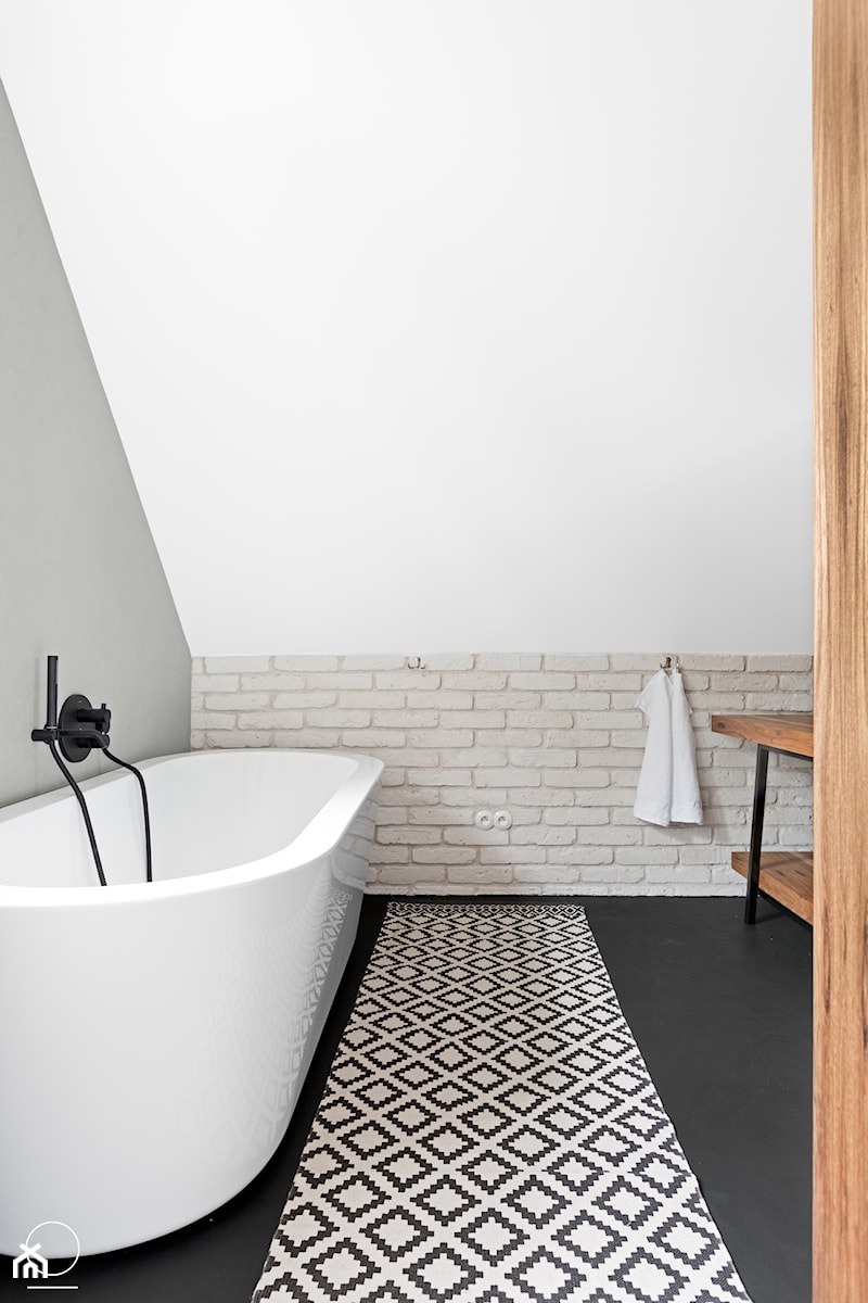Dom w Pasymiu - Mała na poddaszu bez okna z marmurową podłogą łazienka, styl skandynawski - zdjęcie od oikoi