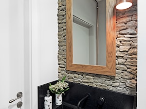 Dom w Pasymiu - Mała na poddaszu bez okna łazienka, styl skandynawski - zdjęcie od oikoi