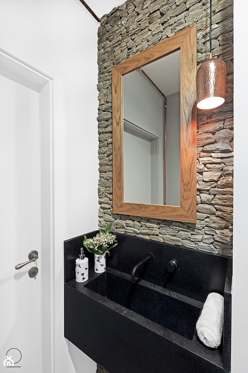 Dom w Pasymiu - Mała na poddaszu bez okna łazienka, styl skandynawski - zdjęcie od oikoi