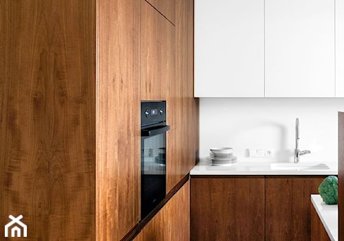 Apartament na Muranowie - Średnia otwarta biała z zabudowaną lodówką z podblatowym zlewozmywakiem kuchnia w kształcie litery l, styl nowoczesny - zdjęcie od oikoi