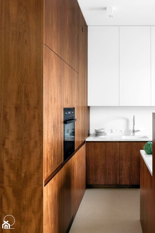 Apartament na Muranowie - Średnia otwarta biała z zabudowaną lodówką z podblatowym zlewozmywakiem kuchnia w kształcie litery l, styl nowoczesny - zdjęcie od oikoi