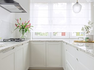Dom na Bemowie - Mała otwarta biała z zabudowaną lodówką z podblatowym zlewozmywakiem kuchnia w kształcie litery u z oknem z marmurem nad blatem kuchennym, styl tradycyjny - zdjęcie od oikoi