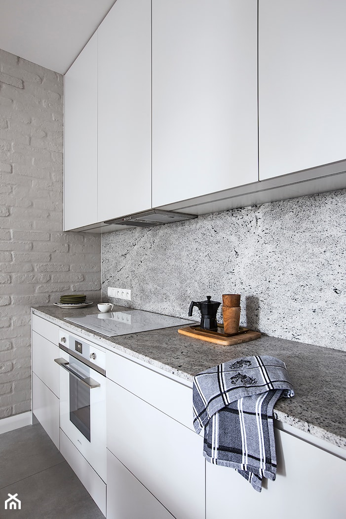 Mieszkanie na Mokotowie - Średnia z kamiennym blatem szara z zabudowaną lodówką kuchnia jednorzędowa z marmurem nad blatem kuchennym - zdjęcie od oikoi - Homebook