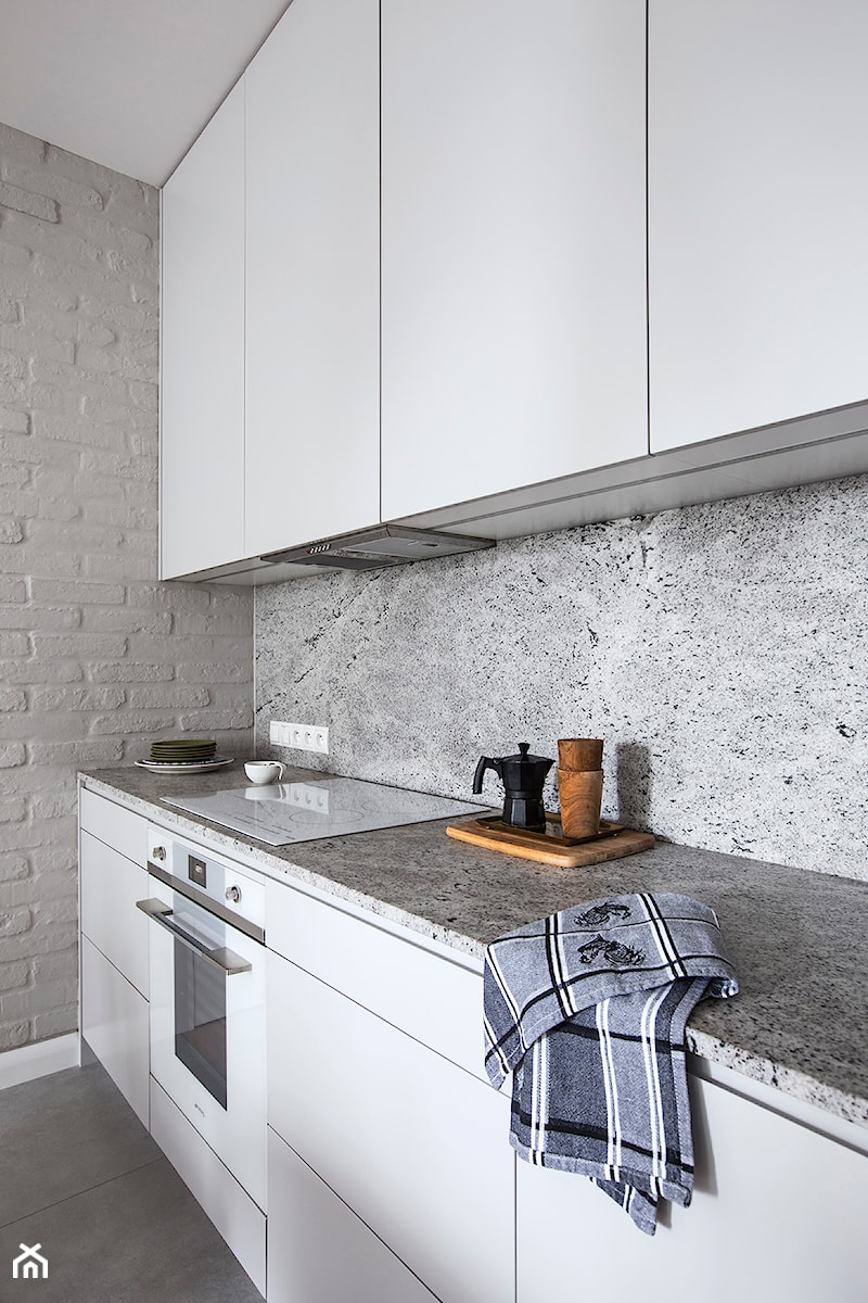 Mieszkanie na Mokotowie - Średnia z kamiennym blatem szara z zabudowaną lodówką kuchnia jednorzędowa z marmurem nad blatem kuchennym - zdjęcie od oikoi