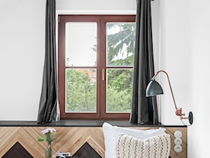 Dom w Pasymiu - Średnia biała sypialnia na poddaszu, styl skandynawski - zdjęcie od oikoi