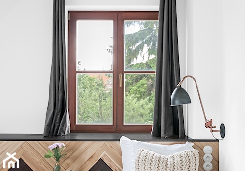 Dom w Pasymiu - Średnia biała sypialnia na poddaszu, styl skandynawski - zdjęcie od oikoi