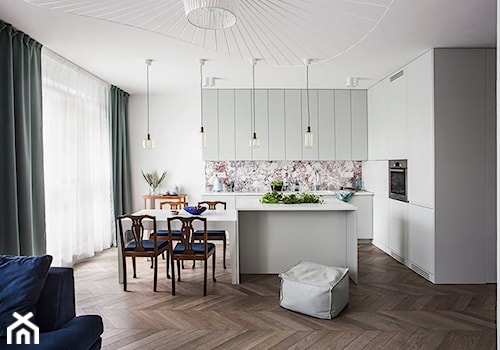 Mieszkanie na Muranowie - Średnia otwarta z salonem biała z zabudowaną lodówką z podblatowym zlewozmywakiem kuchnia w kształcie litery l z wyspą lub półwyspem z oknem - zdjęcie od oikoi