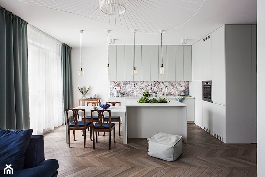 Mieszkanie na Muranowie - Średnia otwarta z salonem biała z zabudowaną lodówką z podblatowym zlewozmywakiem kuchnia w kształcie litery l z wyspą lub półwyspem z oknem - zdjęcie od oikoi