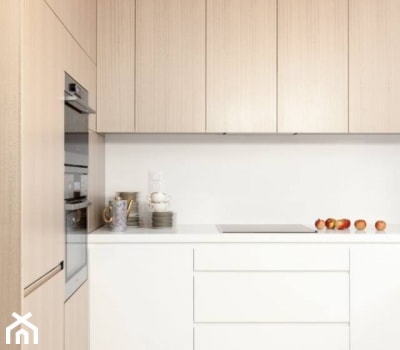Dom na Mazurach - Otwarta z kamiennym blatem biała z zabudowaną lodówką z kuchenką mikrofalową kuchnia w kształcie litery l z kompozytem na ścianie nad blatem kuchennym, styl nowoczesny - zdjęcie od oikoi