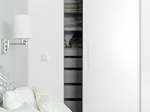 Apartament na Artystycznym Żoliborzu - Średnia biała szara sypialnia - zdjęcie od oikoi