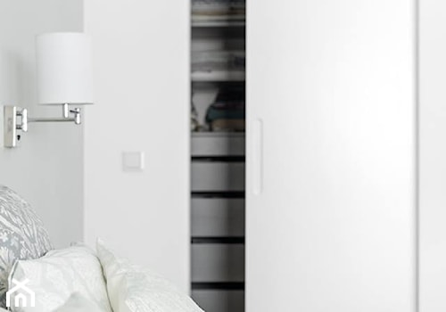 Apartament na Artystycznym Żoliborzu - Średnia biała szara sypialnia - zdjęcie od oikoi