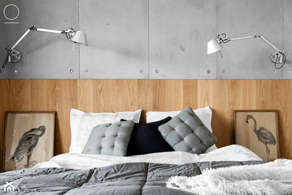 drewniany zagłówek, betonowa ściana w sypialni