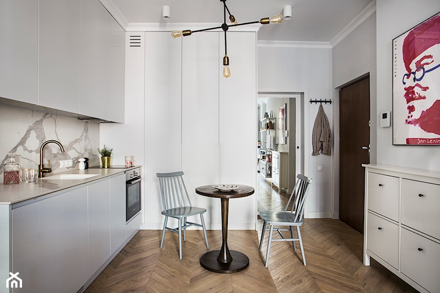 Mieszkanie w kamienicy na Powiślu - Średnia otwarta biała z zabudowaną lodówką z podblatowym zlewozmywakiem kuchnia jednorzędowa z marmurem nad blatem kuchennym, styl nowoczesny - zdjęcie od oikoi