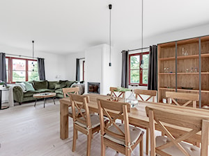 Dom w Pasymiu - Średni biały salon z jadalnią, styl skandynawski - zdjęcie od oikoi