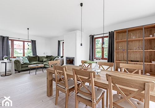 Dom w Pasymiu - Średni biały salon z jadalnią, styl skandynawski - zdjęcie od oikoi