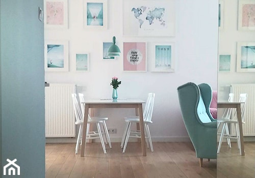 Skandynawskie mieszkanie w pastelach. - Mała biała jadalnia w salonie, styl skandynawski - zdjęcie od Ewa Para 3