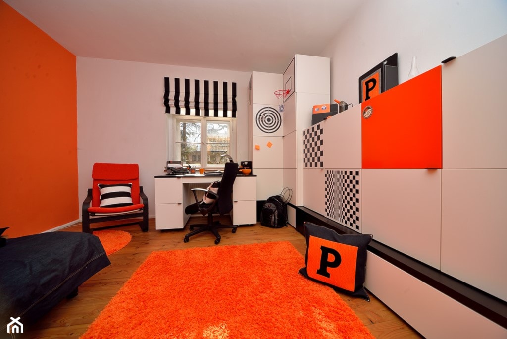 Metamorfoza pokoju młodzieżowego - Duży biały pomarańczowy pokój dziecka dla nastolatka dla chłopca, styl nowoczesny - zdjęcie od VOX - Homebook