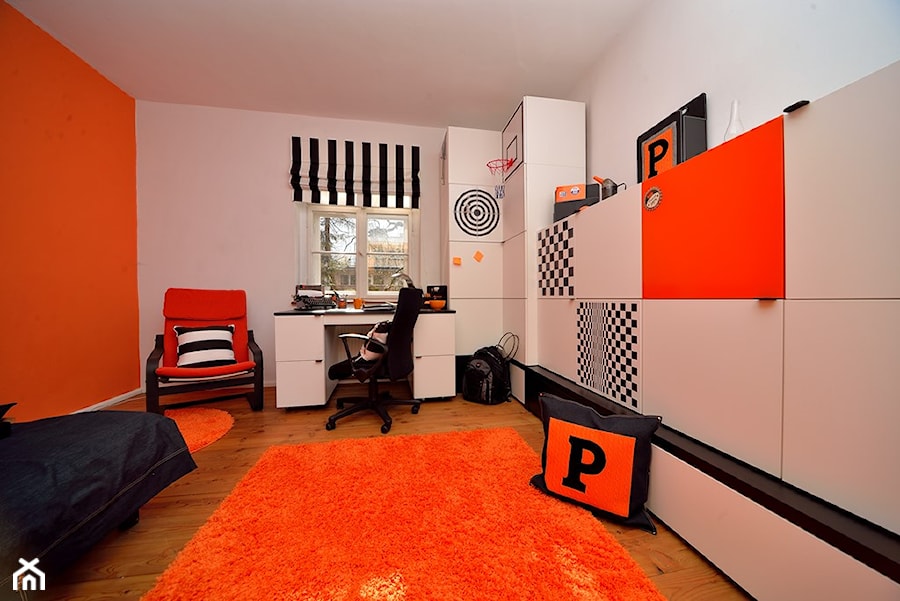 Metamorfoza pokoju młodzieżowego - Duży biały pomarańczowy pokój dziecka dla nastolatka dla chłopca, styl nowoczesny - zdjęcie od VOX